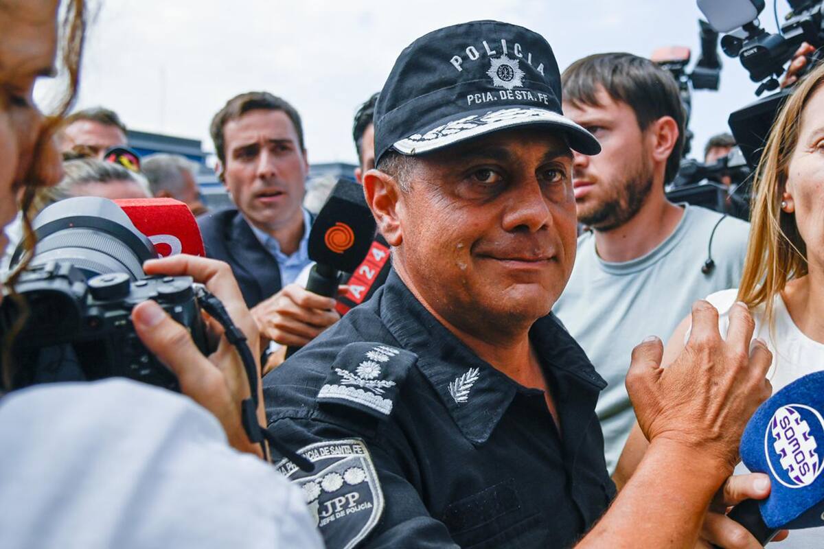 La policía de Santa Fe continúa con el reclamo por las mejoras salariales. Escupieron al jefe de la policía