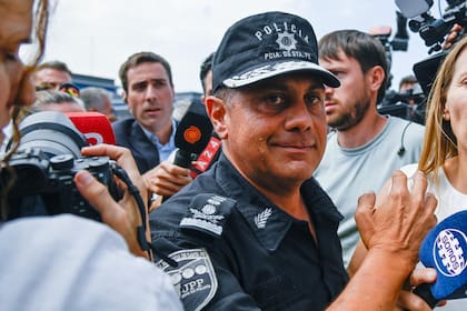 La policía de Santa Fe continúa con el reclamo por las mejoras salariales. Escupieron al jefe de la policía