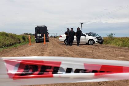 La policía de Santa Fe, en la escena del crimen de Brian Oviedo, de 18 años, asesinado a balazos en Villa Gobernador Gálvez, en las afueras de Rosario