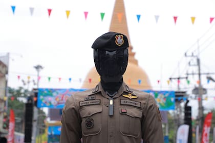 La Policía de Tailandia presentó a AI Police Cyborg 1.0, un robot diseñado para reforzar la seguridad pública: tiene acceso a las cámaras de seguridad, controla drones e incorpora reconocimiento facial de los transeúntes