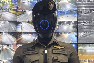 Así es el robot policía que vigila las calles tailandesas