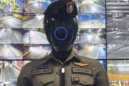 La Policía de Tailandia presentó a AI Police Cyborg 1.0, un robot diseñado para reforzar la seguridad pública: tiene acceso a las cámaras de seguridad, controla drones e incorpora reconocimiento facial de los transeúntes