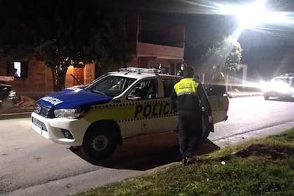 La policía de Tucumán detuvo a 17 personas, entre ellas una enfermera y dos choferes de ambulancia, en una fiesta familiar; por la pandemia del coronavirus, en la provincia del norte están prohibidas las reuniones con más de 10 integrantes