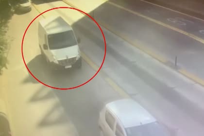 La policía dentificó al hombre que habría "invitado" a subir a una camioneta a un alumno