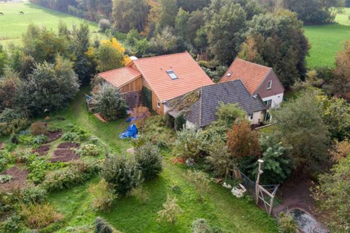 La policía descubrió un sótano secreto en la granja