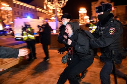 La policía detiene a manifestantes durante una protesta contra la guerra en Moscú