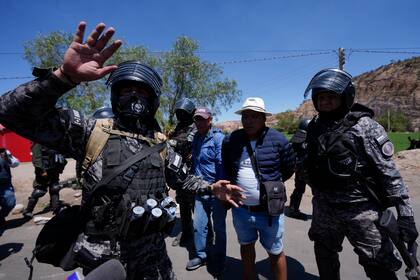 La policía detiene a partidarios del expresidente Evo Morales que bloqueaban carreteras para evitar que Morales enfrentara una investigación penal por acusaciones de abuso de un menor mientras estaba en el cargo, en Parotani, Bolivia, el viernes 1 de noviembre de 2024.