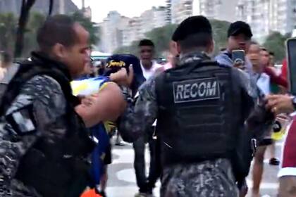 La policía detiene a un hincha de Boca en Copacabana; los argentinos dicen haber estado cantando tranquilos y haber sido emboscados por violentos de Fluminense.