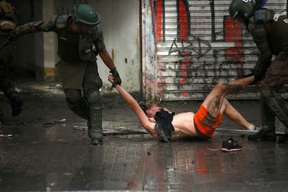 La policía detiene a un manifestante durante las protestas en Chile