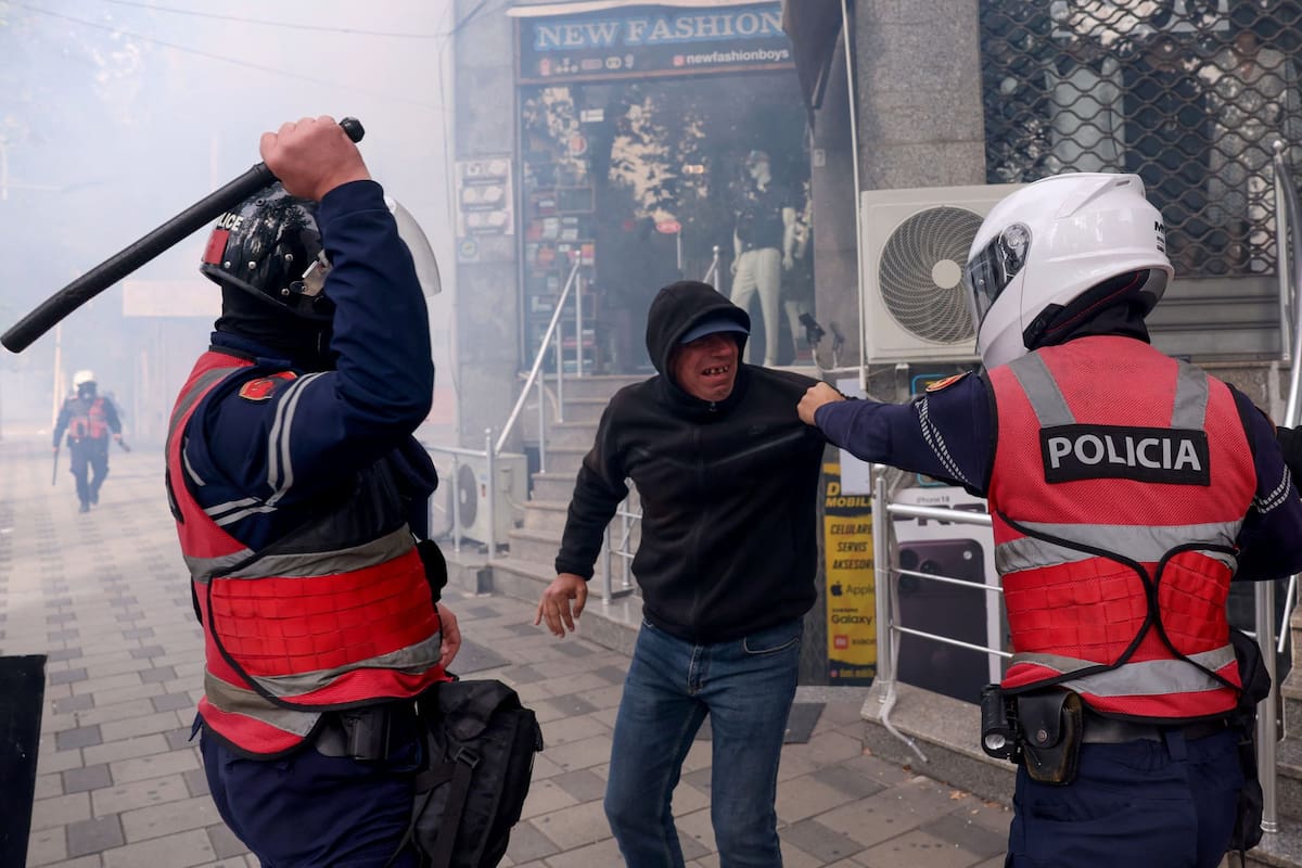 La policía detiene a un manifestante durante una manifestación antigubernamental en el centro de Tirana el 15 de octubre de 2026, mientras las protestas continuaban por tercer día consecutivo por las condiciones universitarias y las demandas de dimisión del primer ministro albanés Edi Rama