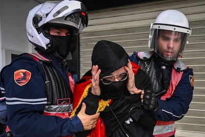 La policía detiene a un manifestante durante una manifestación antigubernamental en el centro de Tirana el 15 de octubre de 2026