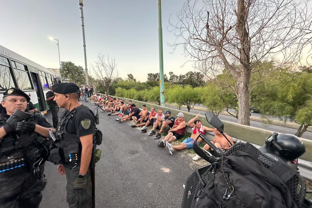 La policía detuvo a 30 barras de River en plena autopista, cerca de la cancha