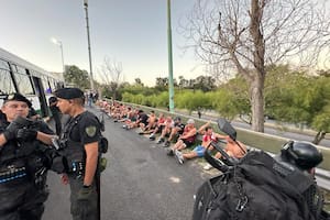 La policía detuvo a 30 barras de River en plena autopista, cerca de la cancha