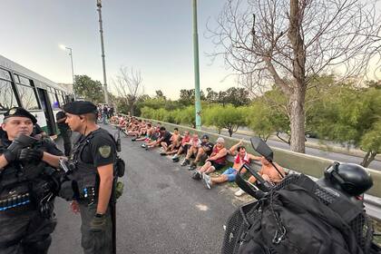 La policía detuvo a 30 barras de River en plena autopista, cerca de la cancha