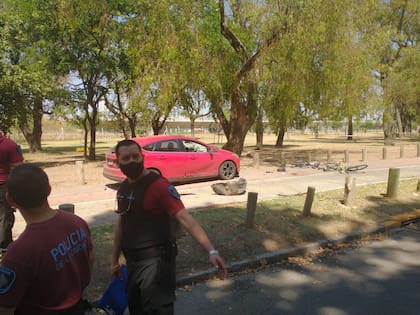 La Policía detuvo a dos acompañantes en el lugar
