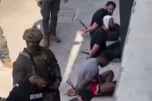 La policía detuvo a los sospechosos y los esposó