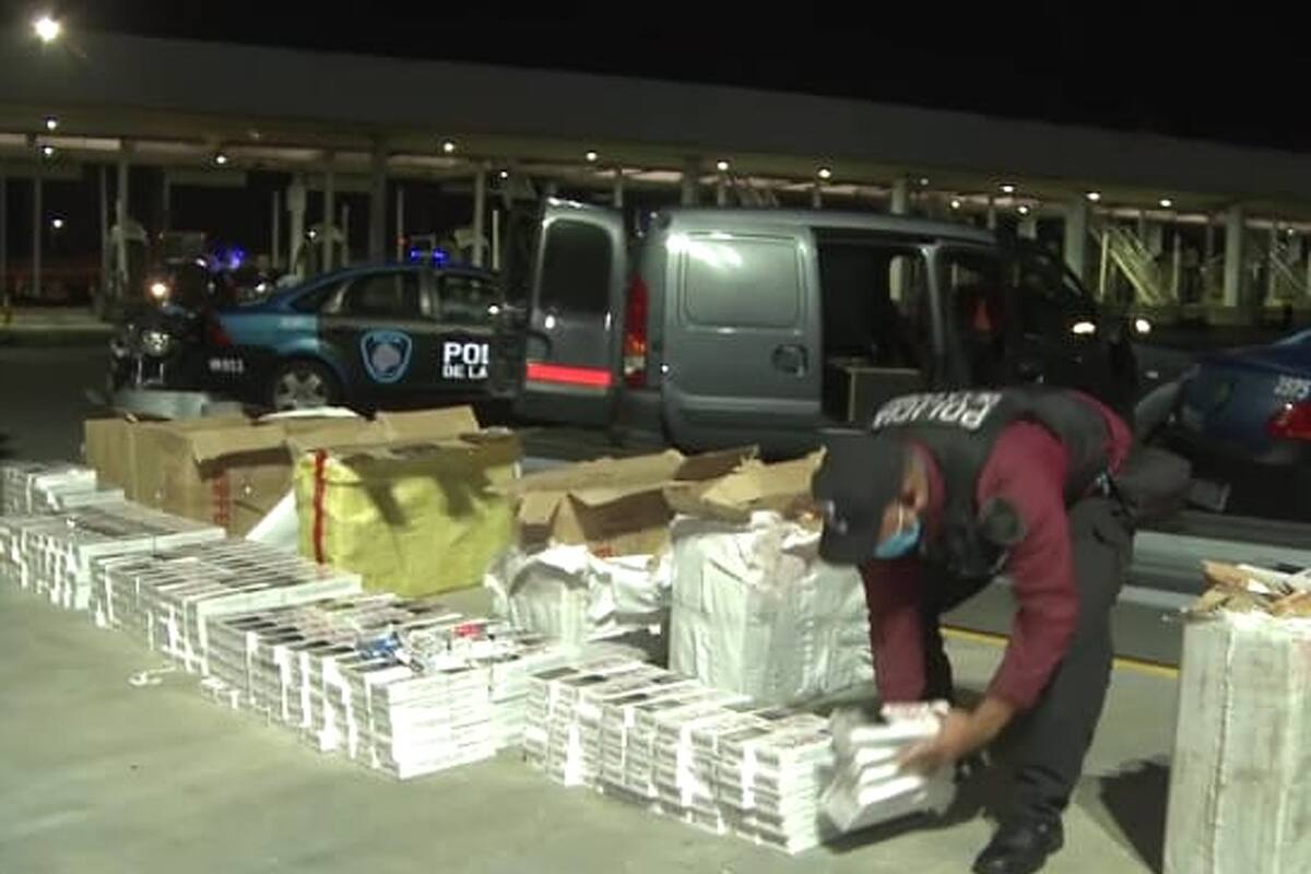 La Policía detuvo a un hombre con más de diez mil atados de cigarrillos de contrabando