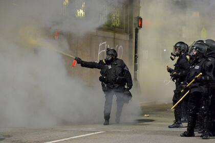 La policía disparó gas pimienta contra un manifestante durante una protesta por la muerte de George Floyd en Boston, Massachusetts, el 31 de mayo de 2020