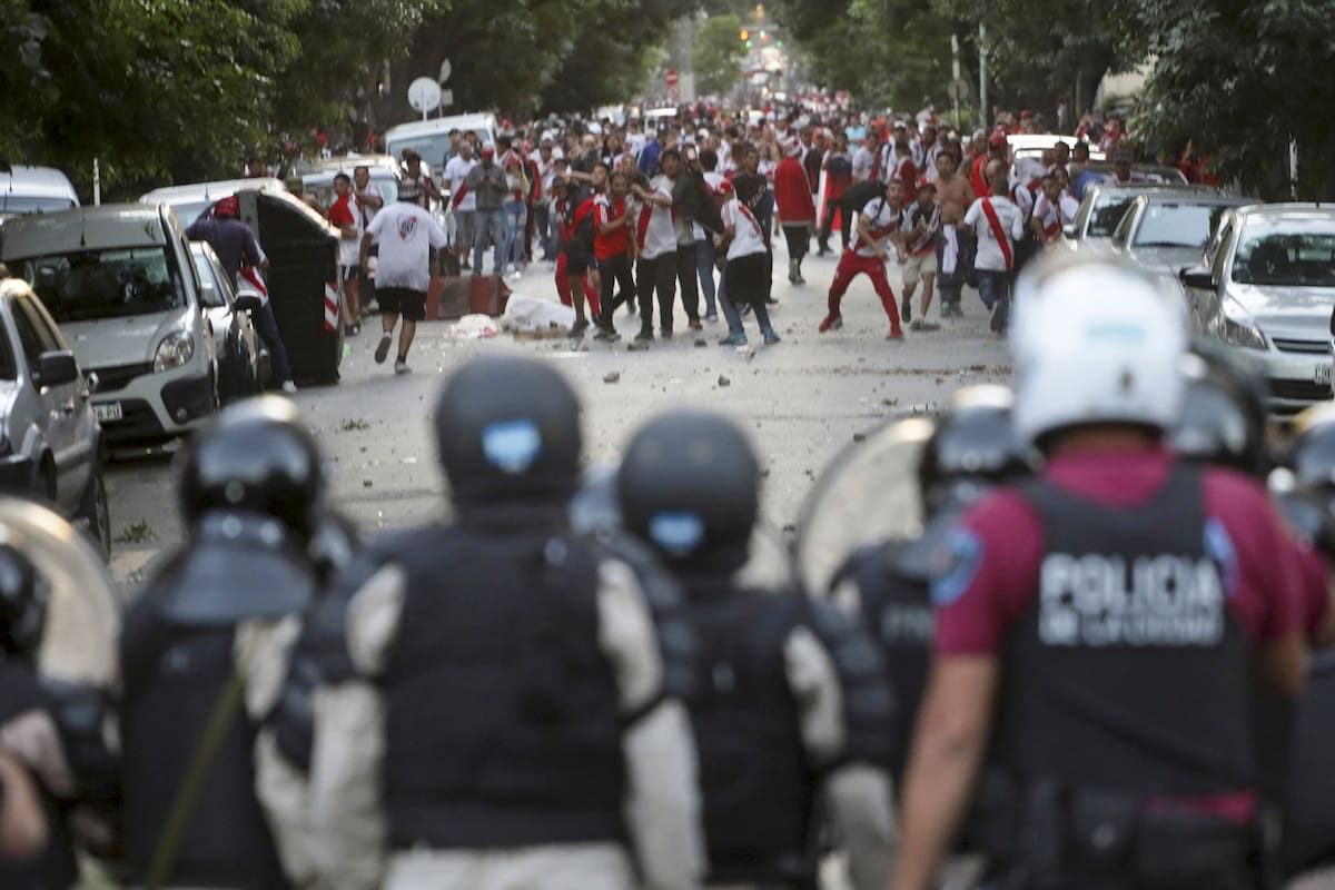 La policía dispersa a los hinchas de River en la salida del estadio