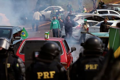 La policía dispersa a los manifestantes en la BR-116 highway en Novo Hamburgo, Rio Grande do Sul, este martes. (Silvio AVILA / AFP)