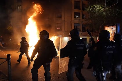 La policía dispersa la protesta frente a la sede del PSOE, en Madrid. (AP/Andrea Comas)