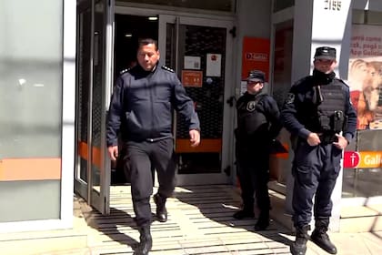 La policía, durante la investigación del robo en el Banco Galicia de Lomas del Mirador