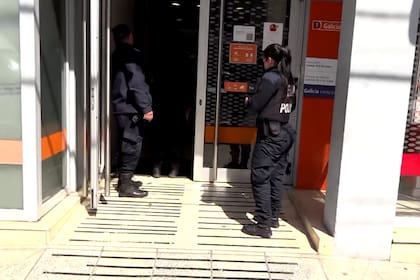La policía, durante la investigación del robo en el Banco Galicia de Lomas del Mirador