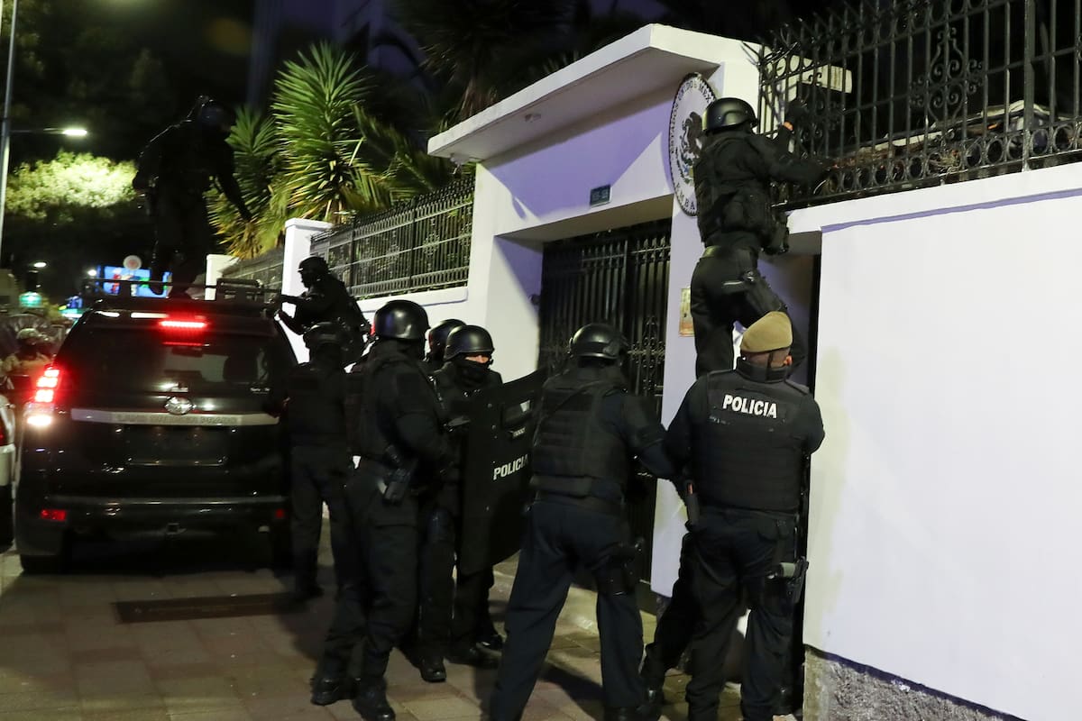 La policía ecuatoriana irrumpe en la embajada de México en Quito, Ecuador, el viernes 5 de abril de 2024. El episodio ocurrió horas después de que el gobierno mexicano concediera el asilo político al exvicepresidente Jorge Glas, que permanecía en la sede diplomática desde diciembre de 2023.