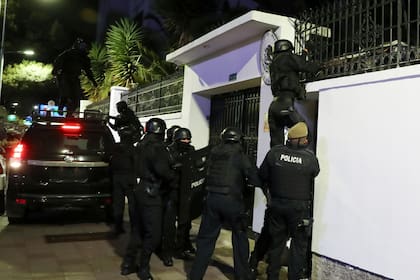 La policía ecuatoriana irrumpe en la embajada de México en Quito el viernes 5 de abril de 2024