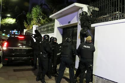 La policía ecuatoriana irrumpe en la embajada de México en Quito el viernes 5 de abril de 2024