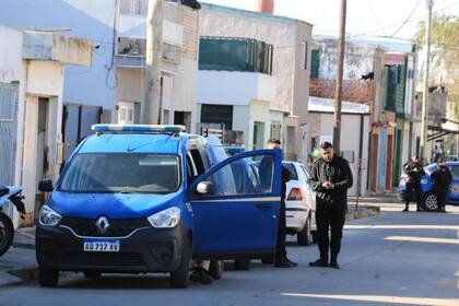 La policía, en el barrio 17 de Octubre, de Rafaela, tras el drama de la familia Bonnet