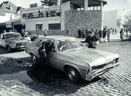 La policía en el Chevrolet donde murieron González y Aguirre, el 16 de junio de 1990 (Foto: Archivo)