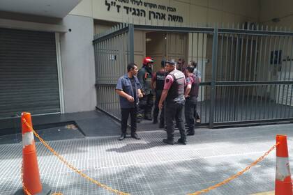 La policía en el establecimiento donde se produjo el incendio