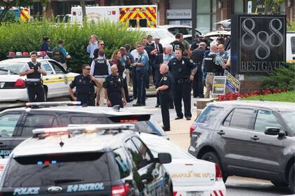 La policía, en el lugar del ataque para iniciar las pericias tras el tiroteo en Annapolis, Maryland