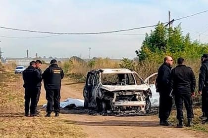 La policía, en el lugar del hallazgo del cadáver de Georgina Maricruz Olguín, de 24 años, junto al auto carbonizado en las afueras de Rosario