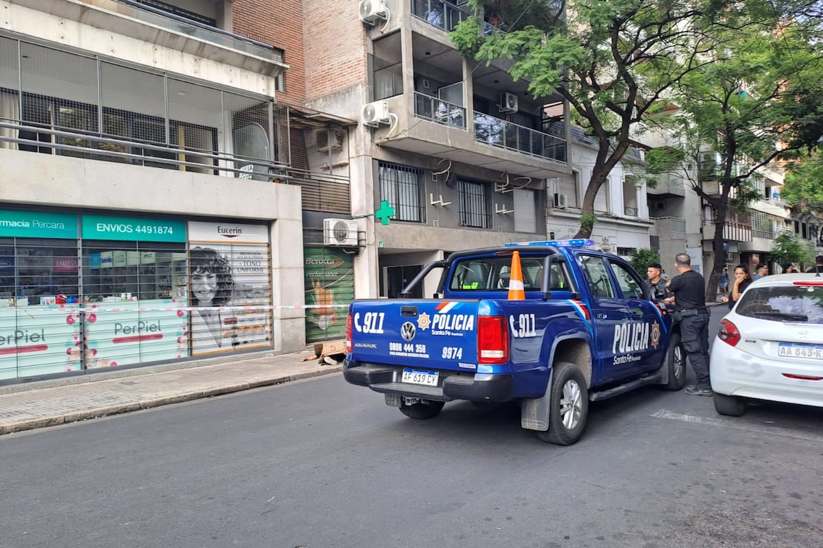 La Policía, en el lugar donde cayó el hombre del edificio