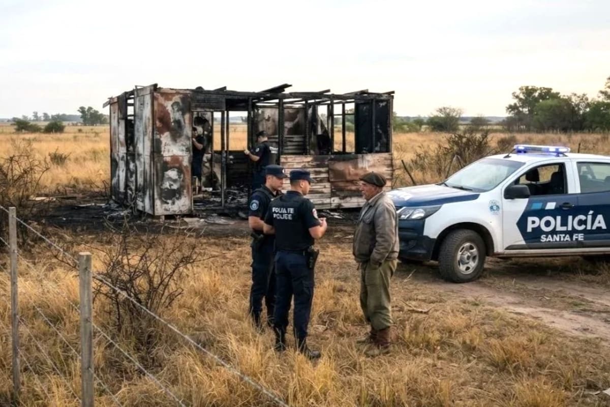 La policía en la casilla incendiada en la estancia Los Horcones, de Aguará Grande, Santa Fe