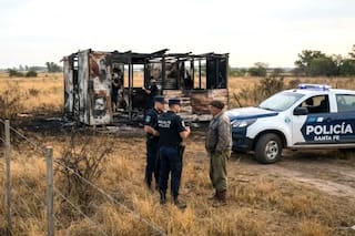 Hallaron a dos trabajadores rurales carbonizados dentro de una casilla incendiada