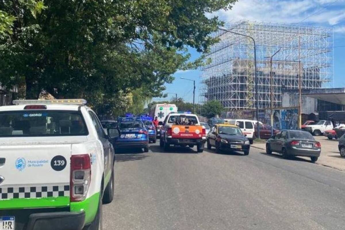 La policía, en la cuadra de Ayacucho al 4500, en la zona sur de Rosario, donde un chico de 12 años y sus abuelos murieron electrocutados