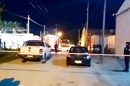 La policía, en la escena del macabro hallazgo de dos gemelas recién nacidas, muertas y enterradas por su madre