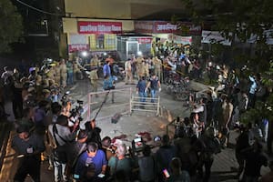 La policía en la zona en que el exlegislador indio Atiq Ahmad y su hermano Ashraf fueron asesinados, en Prayagraj, India