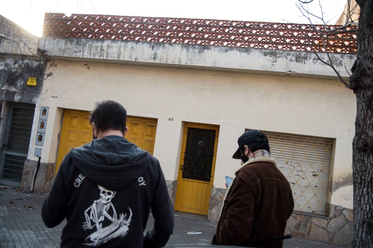 La policía encontró en un ropero de esta casa en Rosario el cadáver de una mujer de 82 años. Su hijo quedó detenido.