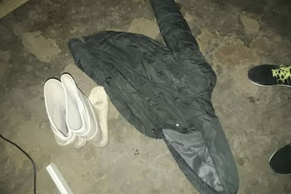 La policía encontró las mismas botas blancas que habria usado el presunto violador durante el allanamiento