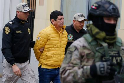 La policía escolta a Agustín Lozano, presidente de la Federación Peruana de Fútbol, luego de arrestarlo como parte de una investigación por fraude, extorsión y lavado de dinero en Lima, Perú, el jueves 7 de noviembre de 2024. (Foto AP/José Tejada)