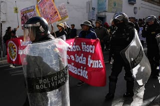 Maestros marchan contra políticas económicas del gobierno pese a regir estado de excepción