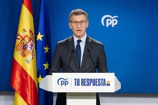 La policía española empieza el traslado de migrantes a carpas en el puerto de Ceuta