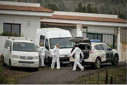 La policía española, en el camino que los llevó hasta la cueva donde encontraron a dos cadáveres