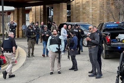 La policía estatal de Michigan y agentes de otras fuerzas en el lugar de los hechos
