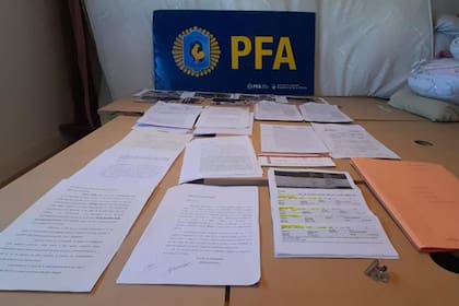LA POLICÍA FEDERAL ARGENTINA DETUVO A UNA PAREJA POR EL ABANDONO DE DOS MENORES
Agentes federales de la División Unidad Operativa Federal San Martín de los Andes, detuvieron a un hombre y a una mujer acusados por el abandono de dos menores que habían adoptado