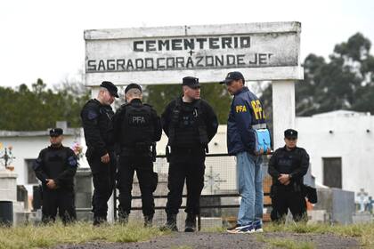 La Policía Federal, ayer en el cementerio de Nueve de Julio